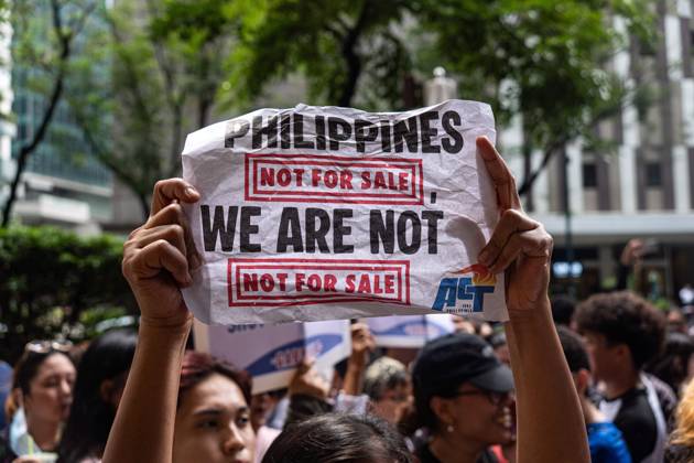 News Bilder des Tages Protesters Demonstrate During Luzon Economic Corridor Forum in Manila TAGUIG CITY, METRO MANILA, PHILIPPINES SEPTEMBER 10, 2026: Protesters demonstrate outside the Grand Hyatt Manila during an investors™ forum on the Luzon Economic Corridor and the U.S.-led Pax Silica Initiative, as Philippine President Ferdinand Marcos Jr. addressed the event. A scuffle broke out as authorities moved protesters away from the premises, and four people were arrested. Taguig City Philippines Copyright: x xCharlesxEdmonxS.xPerezx xJNAxPressx