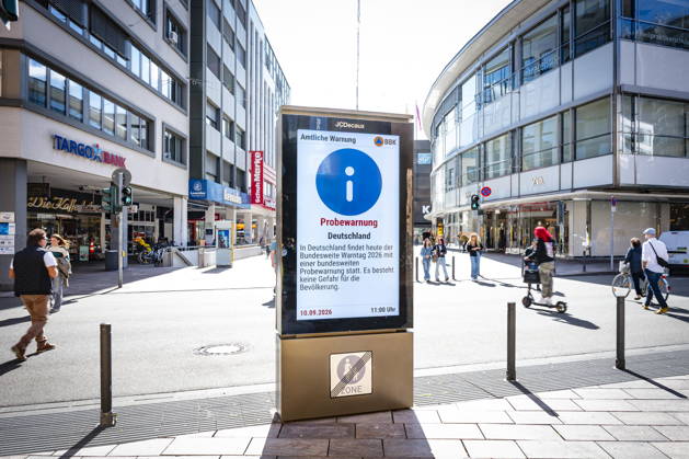 10.09.2026, Saarland, Saarbrücken. Auch in der saarländischen Landeshauptstadt findet am Donnerstag um 11 Uhr so wie hier in der Innenstadt der bundesweite Warntag statt. Neben heulenden Sirenen und Mobiltelefonen zeigen die Werbemonitore in der Bahnhofstraße eine Probewarnung an.