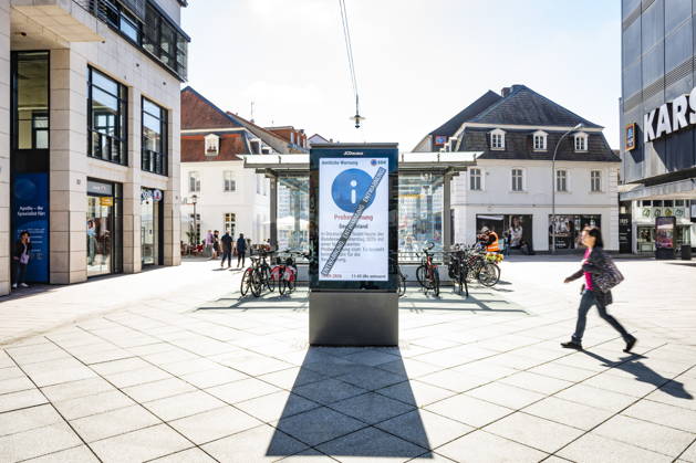 10.09.2026, Saarland, Saarbrücken. Auch in der saarländischen Landeshauptstadt findet am Donnerstag um 11 Uhr so wie hier in der Innenstadt der bundesweite Warntag statt. Neben heulenden Sirenen und Mobiltelefonen zeigen die Werbemonitore in der Bahnhofstraße eine Probewarnung an.