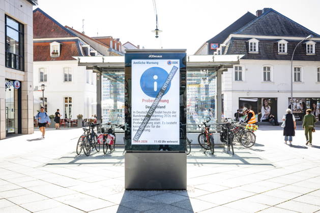 10.09.2026, Saarland, Saarbrücken. Auch in der saarländischen Landeshauptstadt findet am Donnerstag um 11 Uhr so wie hier in der Innenstadt der bundesweite Warntag statt. Neben heulenden Sirenen und Mobiltelefonen zeigen die Werbemonitore in der Bahnhofstraße eine Probewarnung an.