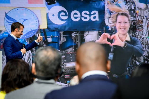 Emmanuel Macron, President of the French Republic, speaks with astronaut Sophie Adenot, who is in orbit aboard the International Space Station (ISS), during the International Space Summit at the Grand Palais in Paris, France, on September 10, 2026. Caught between the United States and China, Europe intends to defend its position at the first international summit in Paris—an event snubbed by the American giants and one in which the German chancellor, despite being a co-organizer, is not participating. Eric Tschaen Pool Bestimage International Space Summit at the Grand Palais in Paris on September 10, 2026 Caught between the United States and China, Europe intends to defend its position at the first international summit in Paris—an event snu Copyright: xEricxTschaenx xPoolx xBestimagexEricxTschaenx xPoolx xBestimagex