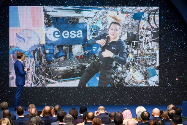 Emmanuel Macron, President of the French Republic, speaks with astronaut Sophie Adenot—who is in orbit aboard the International Space Station (ISS)—during the International Space Summit at the Grand Palais in Paris, France, on September 10, 2026. Caught between the United States and China, Europe intends to defend its position at the first international summit in Paris—an event snubbed by the American giants and one that the German chancellor, despite being a co-organizer, is not attending. Eric Tschaen Pool Bestimage International Space Summit at the Grand Palais in Paris on September 10, 2026 Caught between the United States and China, Europe intends to defend its position at the first international summit in Paris—an event snubbed by th Copyright: xEricxTschaenx xPoolx xBestimagexEricxTschaenx xPoolx xBestimagex