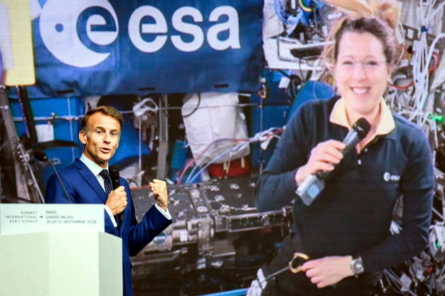 Emmanuel Macron, President of the French Republic, speaks with astronaut Sophie Adenot—who is in orbit aboard the International Space Station (ISS)—during the International Space Summit at the Grand Palais in Paris, France, on September 10, 2026. Caught between the United States and China, Europe intends to defend its position at the first international summit in Paris—an event snubbed by the American giants and one that the German chancellor, despite being a co-organizer, is not attending. Eric Tschaen Pool Bestimage International Space Summit at the Grand Palais in Paris on September 10, 2026 Caught between the United States and China, Europe intends to defend its position at the first international summit in Paris—an event snubbed by th Copyright: xEricxTschaenx xPoolx xBestimagexEricxTschaenx xPoolx xBestimagex