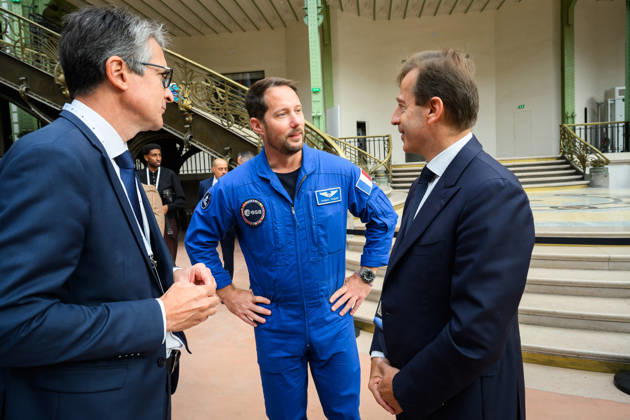 Patrick Caine, CEO of Thales, astronaut Thomas Pesquet, and Guillaume Faury, CEO of Airbus, at the International Space Summit at the Grand Palais in Paris, France, on September 10, 2026. Caught between the United States and China, Europe intends to defend its position at the first international summit in Paris—an event snubbed by the American giants and one in which the German chancellor, despite being a co-organizer, is not participating. Eric Tschaen Pool Bestimage International Space Summit at the Grand Palais in Paris on September 10, 2026 Caught between the United States and China, Europe intends to defend its position at the first international summit in Paris—an event snubbed by the American giants and attended without the German ch Copyright: xEricxTschaenx xPoolx xBestimagexEricxTschaenx xPoolx xBestimagex