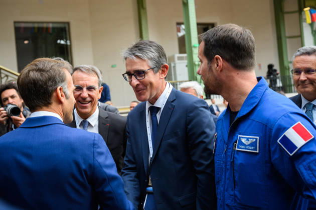 Emmanuel Macron, President of the French Republic, greets Patrick Caine, CEO of Thales, in the presence of astronaut Thomas Pesquet during the International Space Summit at the Grand Palais in Paris, France, on September 10, 2026. Caught between the United States and China, Europe intends to defend its position at the first international summit in Paris—an event snubbed by the American giants and one that the German chancellor, despite being a co-organizer, is not attending. Eric Tschaen Pool Bestimage International Space Summit at the Grand Palais in Paris on September 10, 2026 Caught between the United States and China, Europe intends to defend its position at the first international summit in Paris—an event snubbed by the American giant Copyright: xEricxTschaenx xPoolx xBestimagexEricxTschaenx xPoolx xBestimagex