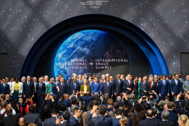 Emmanuel Macron, President of the French Republic, surrounded by heads of state and delegations, at the International Space Summit at the Grand Palais in Paris, France, on September 10, 2026. Caught between the United States and China, Europe intends to defend its position at the first international summit in Paris—an event snubbed by the American giants and one in which the German chancellor, despite being a co-organizer, is not participating. Eric Tschaen Pool Bestimage International Space Summit at the Grand Palais in Paris on September 10, 2026 Caught between the United States and China, Europe intends to defend its position at the first international summit in Paris—an event snubbed by the American giants and attended without the Germ Copyright: xEricxTschaenx xPoolx xBestimagexEricxTschaenx xPoolx xBestimagex