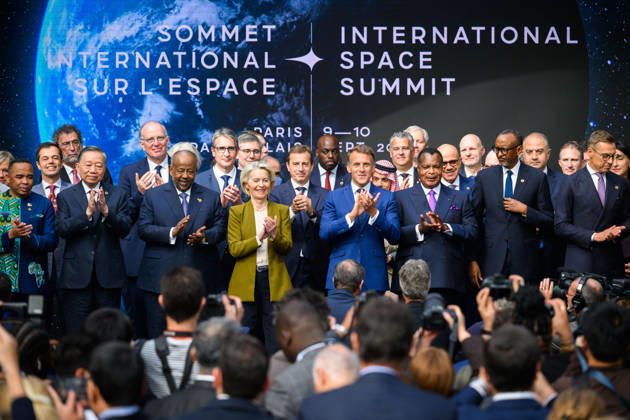 Emmanuel Macron, President of the French Republic, surrounded by heads of state and delegations, at the International Space Summit at the Grand Palais in Paris, France, on September 10, 2026. Caught between the United States and China, Europe intends to defend its position at the first international summit in Paris—an event snubbed by the American giants and one in which the German chancellor, despite being a co-organizer, is not participating. Eric Tschaen Pool Bestimage International Space Summit at the Grand Palais in Paris on September 10, 2026 Caught between the United States and China, Europe intends to defend its position at the first international summit in Paris—an event snubbed by the American giants and attended without the Germ Copyright: xEricxTschaenx xPoolx xBestimagexEricxTschaenx xPoolx xBestimagex