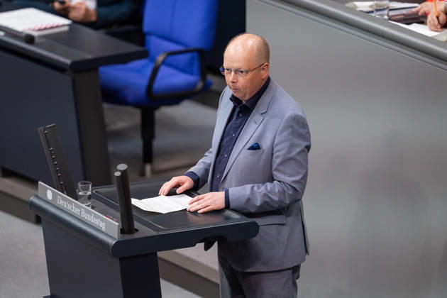 10.09.2026, GER, Berlin, 93. Sitzung des Deutschen Bundestages im Plenarsaal des Reichstagsgebäudes. Stefan Seidler fraktionslos, steht am Rednerpult und spricht Copyright: xnordphotoxGmbHx xChristianxSchulzex