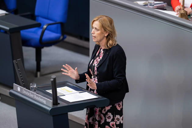10.09.2026, GER, Berlin, 93. Sitzung des Deutschen Bundestages im Plenarsaal des Reichstagsgebäudes. Karin Prien Bundesministerin für Bildung, Familie, Senioren, Frauen und Jugend , steht am Rednerpult und spricht Copyright: xnordphotoxGmbHx xChristianxSchulzex