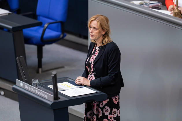 10.09.2026, GER, Berlin, 93. Sitzung des Deutschen Bundestages im Plenarsaal des Reichstagsgebäudes. Karin Prien Bundesministerin für Bildung, Familie, Senioren, Frauen und Jugend , steht am Rednerpult und spricht Copyright: xnordphotoxGmbHx xChristianxSchulzex