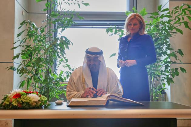 Berlin, Deutschland, 10.09.2026: Deutscher Bundestag: Staatsbesuch S.H. des Präsidenten der Vereinigten Arabischen Emirate: Muhammad bin Zayid Al Nahyan trägt sich in das Gästebuch des Deutschen Bundestages ein, daneben Bundestagspräsidentin Julia Klöckner (CDU) Copyright: xdtsxNachrichtenagenturx dts_133967