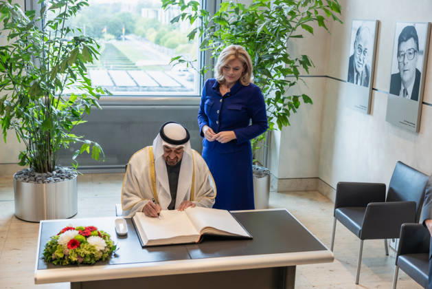 Staatsbesuch S.H. des Präsidenten der Vereinigten Arabischen Emirate, Scheich Mohammed bin Zayed Al Nahyan, in der Bundesrepublik Deutschland. Deutschland, Berlin am 10. September 2026: Die Präsidentin des Deutschen Bundestages, Julia Klöckner, empfängt den Präsidenten der Vereinigten Arabischen Emirate, Scheich Mohammed bin Zayed Al Nahyan, im Deutschen Bundestag in Berlin. Der Präsident der Vereinigten Arabischen Emirate, Scheich Mohammed bin Zayed Al Nahyan, unterzeichnet das Gästebuch des Deutschen Bundestages in Berlin.