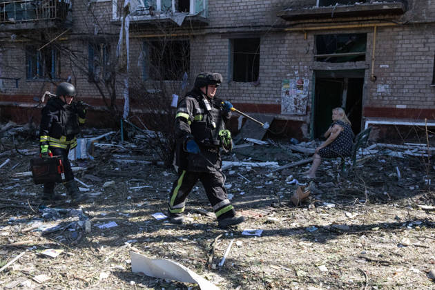 News Bilder des Tages Aftermath of Russian airstrike in Kramatorsk KRAMATORSK, UKRAINE - SEPTEMBER 10: Firefighters work at a damaged residential area following a Russian airstrike in Kramatorsk, Ukraine, on September 10, 2026. Francisco Richart Anadolu Kramatorsk Ukraine. Editorial use only. Please get in touch for any other usage.  Copyright: x2026xAnadoluxFranciscoxRichartx