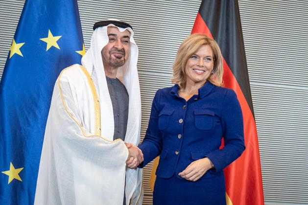 Bundestagspräsidentin Julia Klöckner empfängt den Staatspräsidenten der Vereinigten Arabischen Emirate, Scheich Mohammed bin Zayed Al Nahyan, Eintragung in das Gästebuch des Deutschen Bundestags;Bundestagspräsidentin Julia Klöckner empfängt den Staatspräsidenten der Vereinigten Arabischen Emirate, Scheich Mohammed bin Zayed Al Nahyan, Berlin Berlin Deutschland Reichstagsgebäude, Büro Bundes
