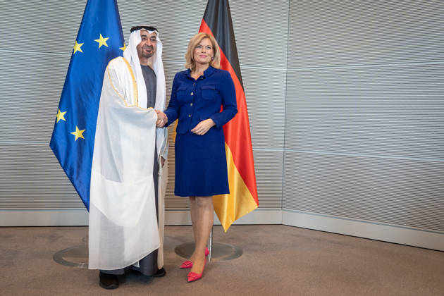 Bundestagspräsidentin Julia Klöckner empfängt den Staatspräsidenten der Vereinigten Arabischen Emirate, Scheich Mohammed bin Zayed Al Nahyan, Eintragung in das Gästebuch des Deutschen Bundestags;Bundestagspräsidentin Julia Klöckner empfängt den Staatspräsidenten der Vereinigten Arabischen Emirate, Scheich Mohammed bin Zayed Al Nahyan, Berlin Berlin Deutschland Reichstagsgebäude, Büro Bundes