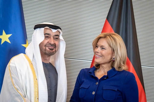 Bundestagspräsidentin Julia Klöckner empfängt den Staatspräsidenten der Vereinigten Arabischen Emirate, Scheich Mohammed bin Zayed Al Nahyan, Eintragung in das Gästebuch des Deutschen Bundestags;Bundestagspräsidentin Julia Klöckner empfängt den Staatspräsidenten der Vereinigten Arabischen Emirate, Scheich Mohammed bin Zayed Al Nahyan, Berlin Berlin Deutschland Reichstagsgebäude, Büro Bundes