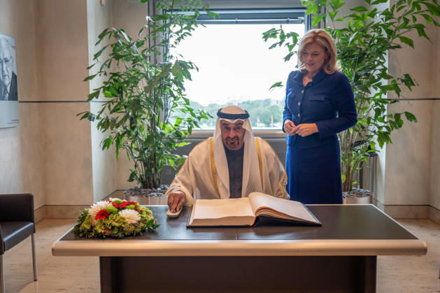 Bundestagspräsidentin Julia Klöckner empfängt den Staatspräsidenten der Vereinigten Arabischen Emirate, Scheich Mohammed bin Zayed Al Nahyan, Eintragung in das Gästebuch des Deutschen Bundestags;Bundestagspräsidentin Julia Klöckner empfängt den Staatspräsidenten der Vereinigten Arabischen Emirate, Scheich Mohammed bin Zayed Al Nahyan, Berlin Berlin Deutschland Reichstagsgebäude, Büro Bundes