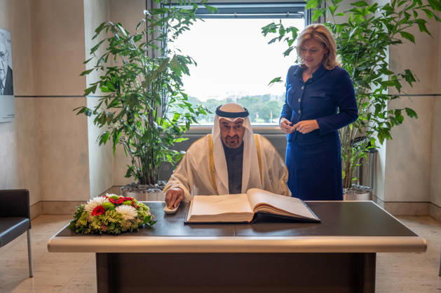 Bundestagspräsidentin Julia Klöckner empfängt den Staatspräsidenten der Vereinigten Arabischen Emirate, Scheich Mohammed bin Zayed Al Nahyan, Eintragung in das Gästebuch des Deutschen Bundestags;Bundestagspräsidentin Julia Klöckner empfängt den Staatspräsidenten der Vereinigten Arabischen Emirate, Scheich Mohammed bin Zayed Al Nahyan, Berlin Berlin Deutschland Reichstagsgebäude, Büro Bundes