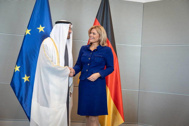 Bundestagspräsidentin Julia Klöckner empfängt den Staatspräsidenten der Vereinigten Arabischen Emirate, Scheich Mohammed bin Zayed Al Nahyan, Eintragung in das Gästebuch des Deutschen Bundestags;Bundestagspräsidentin Julia Klöckner empfängt den Staatspräsidenten der Vereinigten Arabischen Emirate, Scheich Mohammed bin Zayed Al Nahyan, Berlin Berlin Deutschland Reichstagsgebäude, Büro Bundes