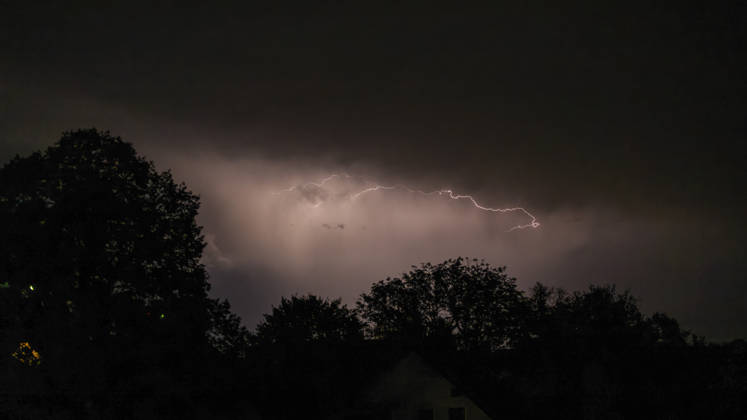 News Bilder des Tages 30.08.2026, Sommer-Gewitter, Hitze und hohe Temperaturen, danach kommen schwere Gewitter. Blitze Zucken in den hohen Gewitterwolken am Himmel über der Kurstadt Bad Wörishofen im Unterallgäu (Bayern). 30.08.2026, Sommer-Gewitter 30.08.2026, Sommer-Gewitter