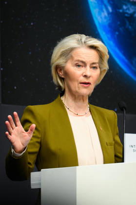 SIE International Space Summit - Paris Ursula von der Leyen, President of the European Commission, delivers a speech during the International Space Summit at Grand Palais in Paris, France on September 10, 2026. Photo by Eric Tschaen Pool ABACAPRESS.COM Paris IDF France  Copyright: xTschaenxEric Pool ABACAx