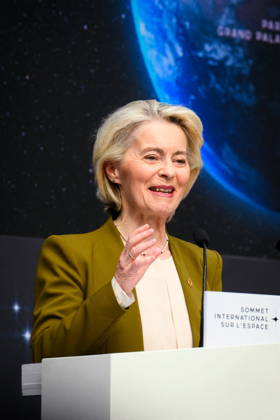 SIE International Space Summit - Paris Ursula von der Leyen, President of the European Commission, delivers a speech during the International Space Summit at Grand Palais in Paris, France on September 10, 2026. Photo by Eric Tschaen Pool ABACAPRESS.COM Paris IDF France  Copyright: xTschaenxEric Pool ABACAx