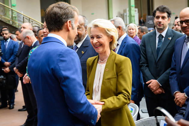 SIE International Space Summit - Paris French President Emmanuel Macron, greets Ursula von der Leyen, President of the European Commission, during the International Space Summit at Grand Palais in Paris, France on April 14, 2026. Photo by Eric Tschaen Pool ABACAPRESS.COM Paris IDF France  Copyright: xTschaenxEric Pool ABACAx