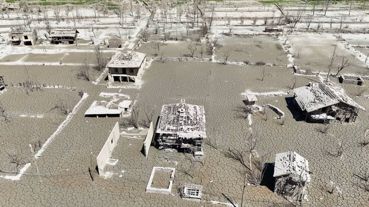 News Bilder des Tages Submerged Daribuku village re-emerges as water recedes at Kasimlar Dam in Turkiye s Isparta ISPARTA, TURKIYE - SEPTEMBER 10: An aerial view shows the submerged Daribuku village emerging as water levels drop at Kasimlar Dam in Sutculer district of Isparta, Turkiye, on September 10, 2026. The receded water level revealed the ruins of homes and historical structures belonging to the village, which had been submerged after the construction of the dam. Bahadir Arici Anadolu Isparta Turkey. Editorial use only. Please get in touch for any other usage.  Copyright: x2026xAnadoluxBahadirxAricix