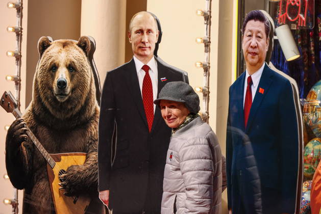 News Bilder des Tages RUSSIA, MOSCOW - SEPTEMBER 10, 2026: A woman poses near cardboard cutouts of Russia s President Vladimir Putin and China s President Xi Jinping. Artyom Geodakyan TASS  97462721
