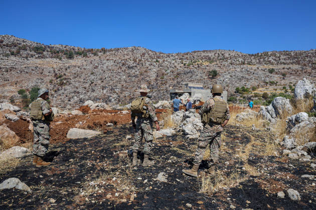 News Bilder des Tages Damage left behind by the Israeli army in the Lebanese town of Kafr Shouba NABATIEH GOVERNORATE, LEBANON - SEPTEMBER 10: Lebanese Civil Defense and fire crews respond as local residents inspect the site in the town of Kfar Shouba in the Nabatieh Governorate of southern Lebanon following an incursion and subsequent withdrawal by Israeli forces, on September 10, 2026. Despite the ongoing ceasefire and framework agreement, Israeli troops entered the town in the morning, leaving plumes of smoke rising over the area as emergency teams were dispatched and citizens surveyed the damage after the military pullout. Ramiz Dallah Anadolu Nabatieh governorate Lebanon. Editorial use only. Please get in touch for any other usage.  Copyright: x2026xAnadoluxRamizxDallahx
