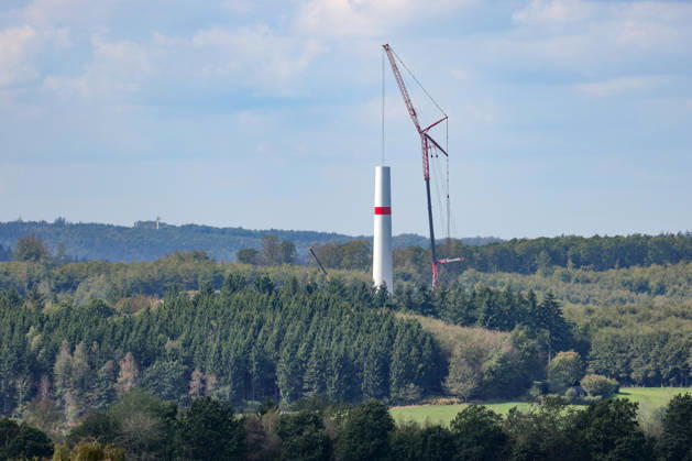News Bilder des Tages Ein neues Windrad entsteht bei Freudenberg. Die Arbeiten laufen. Ein Teil des vom Turm steht bereits und ein Teleskopkran steht daneben. Windrad, Windradarbeiten im Siegerland am 10.09.2026 in Freudenberg Deutschland.