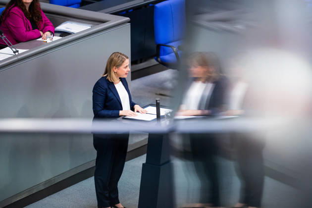 10.09.2026, GER, Berlin, 93. Sitzung des Deutschen Bundestages im Plenarsaal des Reichstagsgebäudes. Verena Hubertz Bundesministerin für Wohnen, Stadtentwicklung und Bauwesen, steht am Rednerpult und spricht Copyright: xnordphotoxGmbHx xChristianxSchulzex