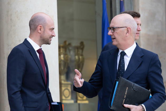 Weekly Cabinet Meeting - Paris French Foreign Affairs Minister Jean-Noel Barrot (L) and French Economy, Finances and Industry Minister Roland Lescure leaving after the weekly cabinet meeting at the Elysee Palace in Paris, France on September 10, 2026. Photo by Rafael Lafargue ABACAPRESS.COM Paris France  Copyright: xLafarguexRaphael ABACAx