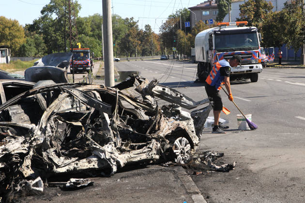 A man sweeps a street near a destroyed car after a Russian Banderol cruise missile attack, Dnipro, Ukraine, September 10, 2026. Russian forces launched a double strike on the city with S8000 Banderol missiles, damaging a food industry facility. A fire broke out near the site, destroying 12 passenger cars and two minibuses. Two people were killed and at least five injured in the attack. (Photo by Mykola Miakshykov Ukrinform) Aftermath of Russian attack on Dnipro on September 10, 2026  Copyright: xMykolaxMiakshykovx