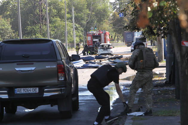 News Bilder des Tages First responders work after a Russian Banderol cruise missile attack, Dnipro, Ukraine, September 10, 2026. Russian forces launched a double strike on the city with S8000 Banderol missiles, damaging a food industry facility. A fire broke out near the site, destroying 12 passenger cars and two minibuses. Two people were killed and at least five injured in the attack. (Photo by Mykola Miakshykov Ukrinform) Aftermath of Russian attack on Dnipro on September 10, 2026  Copyright: xMykolaxMiakshykovx