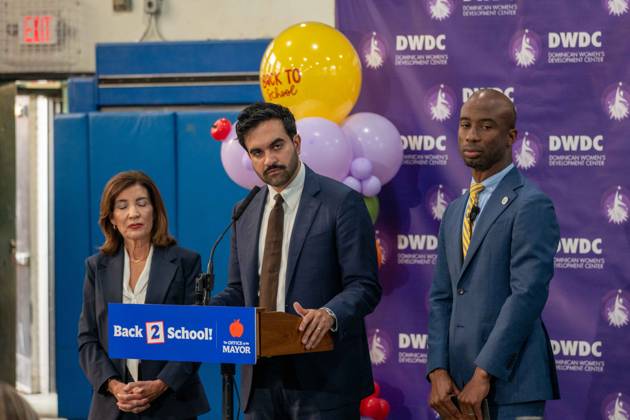 News Bilder des Tages New York, NY- September 10: Mayor Zohran Mamdani, Kathy Hochul and Kamar H. Samuels Bring NYC Public Schools Procurement into the 21st Century, Saving More than 00 Million. Credit: Camara Porter USA  - ZUMAa123 20260910_zaa_a123_005 Copyright: xAdMediax