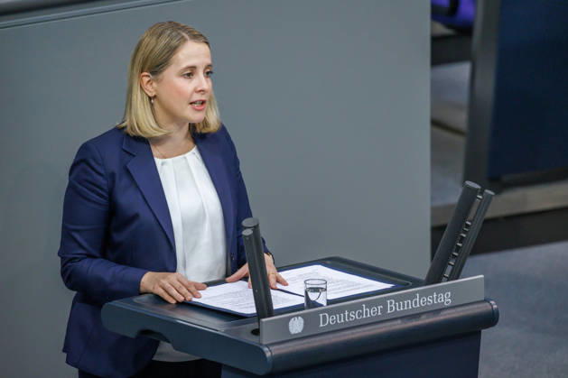 Bundestag Verena Hubertz (SPD), Bundesministerin fuer Wohnen, Stadtentwicklung und Bauwesen, im Deutschen Bundestag am 10.09.26 in Berlin. Berlin Berlin Deutschland Bundestag