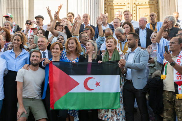 News Bilder des Tages Congress Passes Law to Grant Spanish Citizenship to Sahrawis Amid Tensions with Morocco and Setback for the Grandchildren Law Several Sahrawis celebrate the passage of the law granting them Spanish citizenship, following a plenary session in the Congress of Deputies on September 10, 2026, in Madrid, Spain. Congress gives the green light to the bill granting Spanish citizenship to Sahrawis born while Western Sahara was under Spanish administration, an initiative that could benefit some 80,000 people and which is being debated and voted on amid heightened tensions with Morocco over the Ceuta crisis and following the judicial setback to the so-called grandchildren’s law. SEPTEMBER 10, 2026 CONGRESS VOTE SAHARA SAHARAWI NATURALIZATION Madr  Copyright: xIsaxSaizx 7763728
