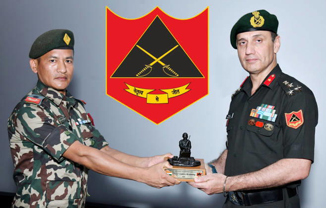 News Bilder des Tages RECORD DATE NOT STATED Junior Leaders Academy Award Ceremony in Bareilly Bareilly, Sep 10 (ANI): Commandant of the Junior Leaders Academy, Brigadier Gaurav Kapoor (R), presents a memento, in Bareilly on Thursday. (@artrac_ia X ANI Photo) Bareilly Uttar Pradesh India Copyright: xANIx ANI_20260910165