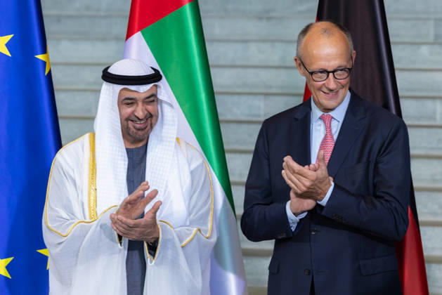 Staatsbesuch S.H. des Präsidenten der Vereinigten Arabischen Emirate, Scheich Mohammed bin Zayed Al Nahyan, in der Bundesrepublik Deutschland. Deutschland, Berlin am 10. September 2026: Der Präsident der Vereinigten Arabischen Emirate, Scheich Mohammed bin Zayed Al Nahyan, und Bundeskanzler Friedrich Merz stehen vor den Flaggen der Europäischen Union, der Vereinigten Arabischen Emirate und Deutschlands vor der großen Südtreppe im Erdgeschoss des Bundeskanzleramts.