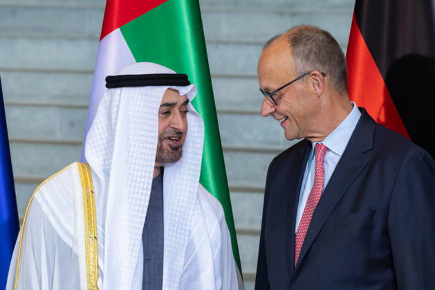 Staatsbesuch S.H. des Präsidenten der Vereinigten Arabischen Emirate, Scheich Mohammed bin Zayed Al Nahyan, in der Bundesrepublik Deutschland. Deutschland, Berlin am 10. September 2026: Der Präsident der Vereinigten Arabischen Emirate, Scheich Mohammed bin Zayed Al Nahyan, und Bundeskanzler Friedrich Merz stehen vor den Flaggen der Europäischen Union, der Vereinigten Arabischen Emirate und Deutschlands vor der großen Südtreppe im Erdgeschoss des Bundeskanzleramts.