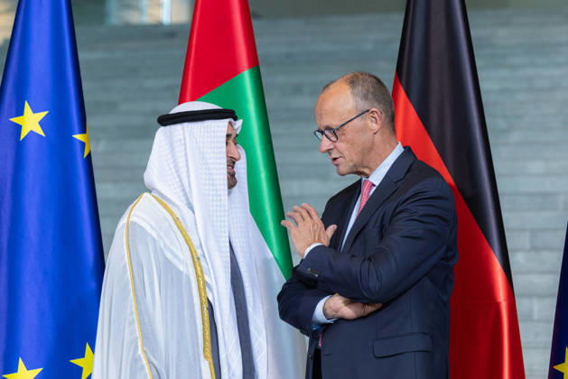 Staatsbesuch S.H. des Präsidenten der Vereinigten Arabischen Emirate, Scheich Mohammed bin Zayed Al Nahyan, in der Bundesrepublik Deutschland. Deutschland, Berlin am 10. September 2026: Der Präsident der Vereinigten Arabischen Emirate, Scheich Mohammed bin Zayed Al Nahyan, und Bundeskanzler Friedrich Merz stehen vor den Flaggen der Europäischen Union, der Vereinigten Arabischen Emirate und Deutschlands vor der großen Südtreppe im Erdgeschoss des Bundeskanzleramts.