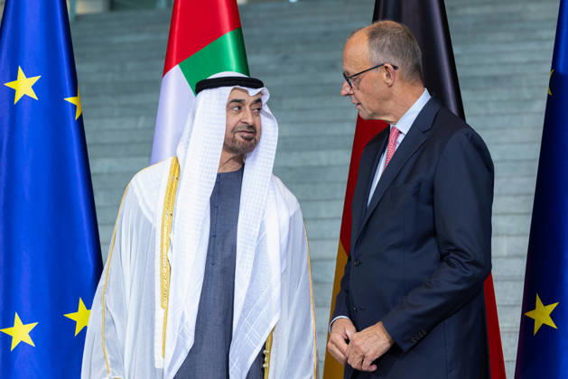 Staatsbesuch S.H. des Präsidenten der Vereinigten Arabischen Emirate, Scheich Mohammed bin Zayed Al Nahyan, in der Bundesrepublik Deutschland. Deutschland, Berlin am 10. September 2026: Der Präsident der Vereinigten Arabischen Emirate, Scheich Mohammed bin Zayed Al Nahyan, und Bundeskanzler Friedrich Merz stehen vor den Flaggen der Europäischen Union, der Vereinigten Arabischen Emirate und Deutschlands vor der großen Südtreppe im Erdgeschoss des Bundeskanzleramts.
