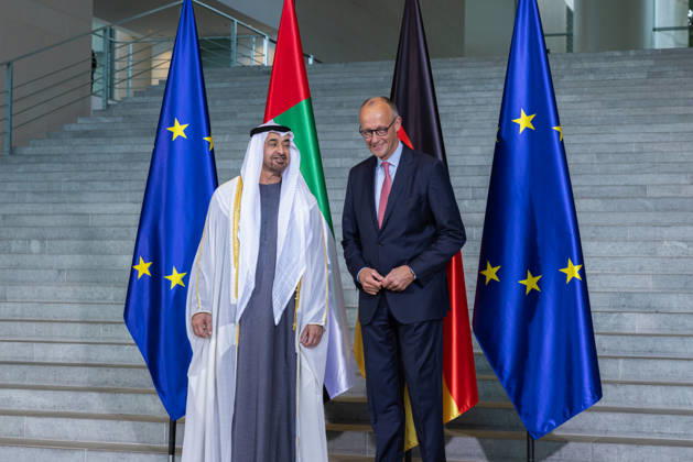 Staatsbesuch S.H. des Präsidenten der Vereinigten Arabischen Emirate, Scheich Mohammed bin Zayed Al Nahyan, in der Bundesrepublik Deutschland. Deutschland, Berlin am 10. September 2026: Der Präsident der Vereinigten Arabischen Emirate, Scheich Mohammed bin Zayed Al Nahyan, und Bundeskanzler Friedrich Merz stehen vor den Flaggen der Europäischen Union, der Vereinigten Arabischen Emirate und Deutschlands vor der großen Südtreppe im Erdgeschoss des Bundeskanzleramts.