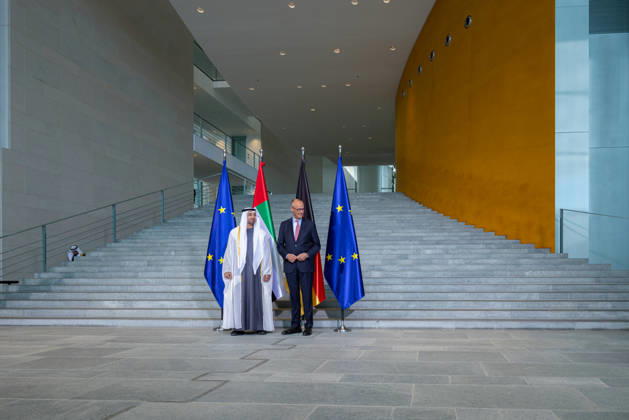 Staatsbesuch S.H. des Präsidenten der Vereinigten Arabischen Emirate, Scheich Mohammed bin Zayed Al Nahyan, in der Bundesrepublik Deutschland. Deutschland, Berlin am 10. September 2026: Der Präsident der Vereinigten Arabischen Emirate, Scheich Mohammed bin Zayed Al Nahyan, und Bundeskanzler Friedrich Merz stehen vor den Flaggen der Europäischen Union, der Vereinigten Arabischen Emirate und Deutschlands vor der großen Südtreppe im Erdgeschoss des Bundeskanzleramts.