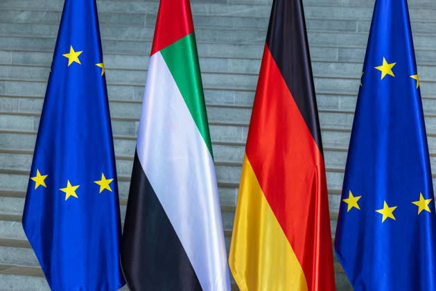 Staatsbesuch S.H. des Präsidenten der Vereinigten Arabischen Emirate, Scheich Mohammed bin Zayed Al Nahyan, in der Bundesrepublik Deutschland. Deutschland, Berlin am 10. September 2026: Die Flaggen der Europäischen Union, der Vereinigten Arabischen Emirate und Deutschlands stehen vor der großen Südtreppe im Erdgeschoss des Bundeskanzleramts. Der Präsident der Vereinigten Arabischen Emirate, Scheich Mohammed bin Zayed Al Nahyan, bei Bundeskanzler Friedrich Merz im Bundeskanzleramt in Berlin.