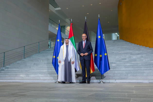 Staatsbesuch S.H. des Präsidenten der Vereinigten Arabischen Emirate, Scheich Mohammed bin Zayed Al Nahyan, in der Bundesrepublik Deutschland. Deutschland, Berlin am 10. September 2026: Der Präsident der Vereinigten Arabischen Emirate, Scheich Mohammed bin Zayed Al Nahyan, und Bundeskanzler Friedrich Merz stehen vor den Flaggen der Europäischen Union, der Vereinigten Arabischen Emirate und Deutschlands vor der großen Südtreppe im Erdgeschoss des Bundeskanzleramts.