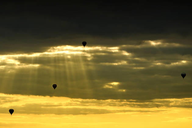 News Bilder des Tages September 10, 2026, Sobotka, Czech Republic: Hot air balloons drift through the sky as the sun sets over the Czech Paradise on a September day in the Czech Republic. Sobotka Czech Republic - ZUMAr156 20260910_aap_r156_001 Copyright: xSlavekxRutax