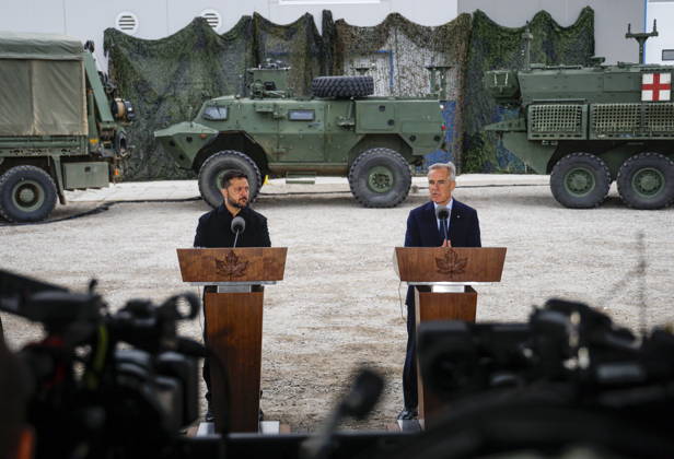 News Bilder des Tages September 10, 2026, Calgary, Ab, CANADA: Prime Minister Mark Carney, right, and Volodymyr Zelenskyy, president of Ukraine, sign agreements in Calgary, Alta., Thursday, Sept. 10, 2026. Calgary CANADA - ZUMAc35_ 20260910_zaf_c35_053 Copyright: xJeffxMcintoshx