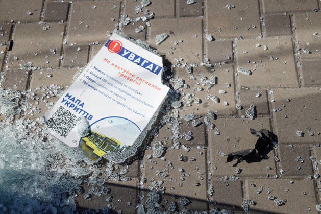 News Bilder des Tages Russian drone strikes petrol station in Kyiv™s Holosiivskyi district A note urging attention to air raid signals lies among glass shards on the ground at a public transport stop near a petrol station attacked by a Russian drone in the Holosiivskyi district of Kyiv, Ukraine, on September 10, 2026. Russian forces targeted the petrol station, injuring four people. A car caught fire on the premises, and a public transport stop was also damaged. Kyiv Ukraine  Copyright: xMariannaxKotykx originalFilename: ukrinform-russiand260910_npr2E.jpg
